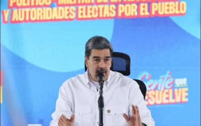 Maduro exhorta a gobernadores y diputados electos a cambiar el escritorio por el territorio