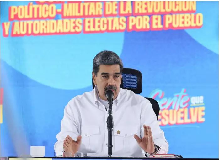 Maduro exhorta a gobernadores y diputados electos a cambiar el escritorio por el territorio
