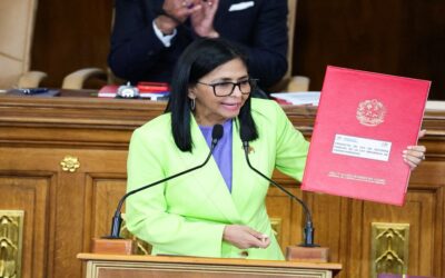 Presidenta encargada entrega reforma de Ley de Hidrocarburos para blindar Ley Antibloqueo