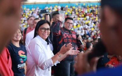 Delcy Rodríguez: ante las dificultades siempre ponernos de pie