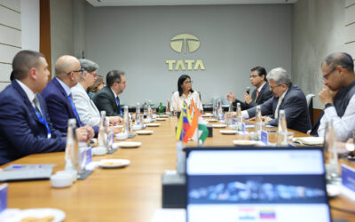 Presidenta (E) Delcy Rodríguez visita conglomerado industrial en Mumbai y aborda uso de energías renovables