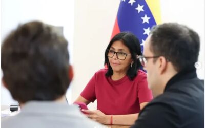 Presidenta (E) aborda estrategias de atención integral junto al equipo económico