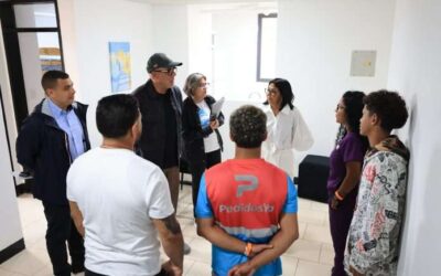 Presidenta (e) entrega nuevas viviendas a familias víctimas del doblete sísmico